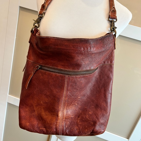 Beautifully Distressed Leather Shoulder Bag - Picture 2 of 12